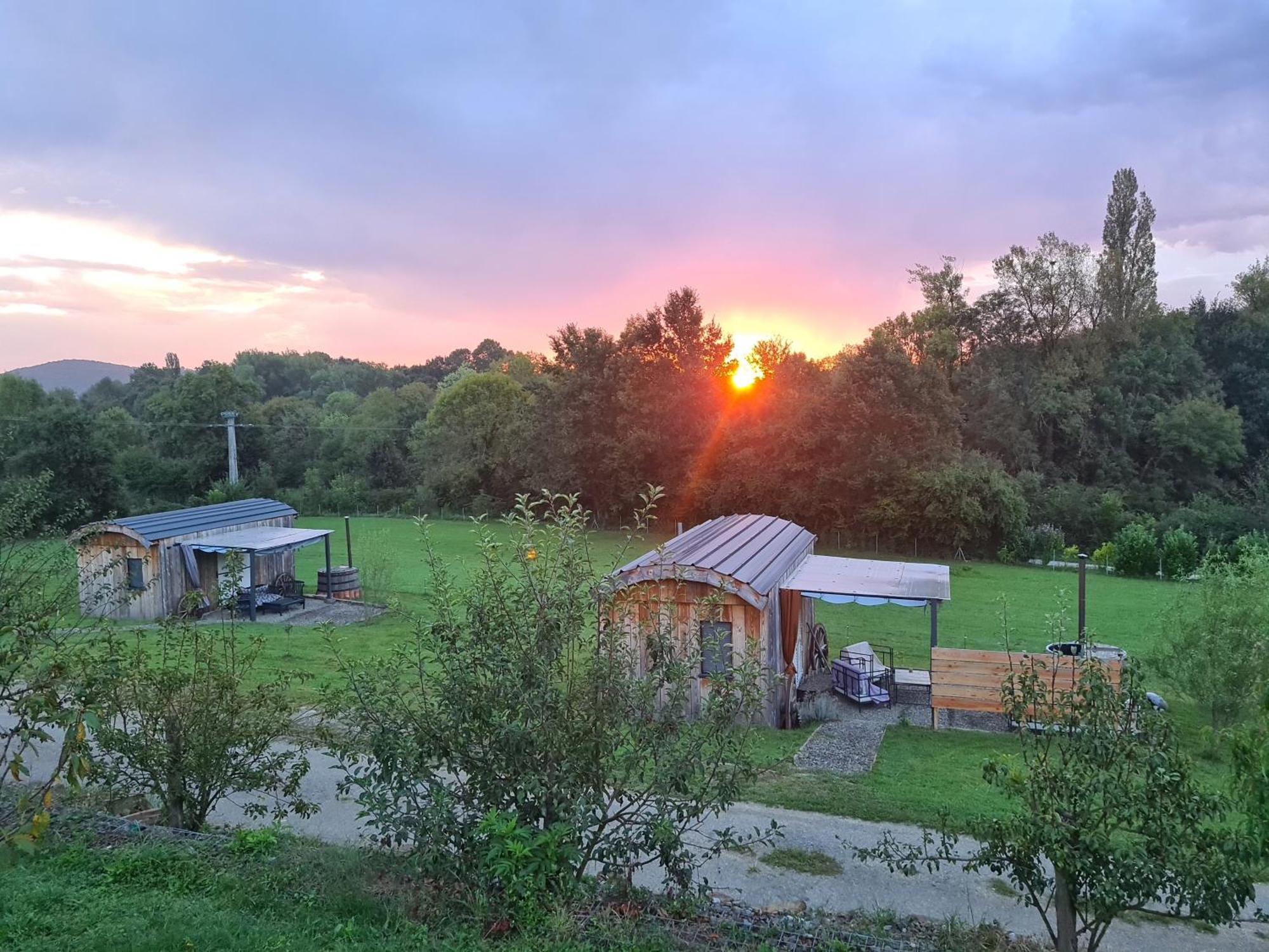 Les Milles Bottes Et Ses Roulottes Villa Encausse-les-Thermes Екстериор снимка